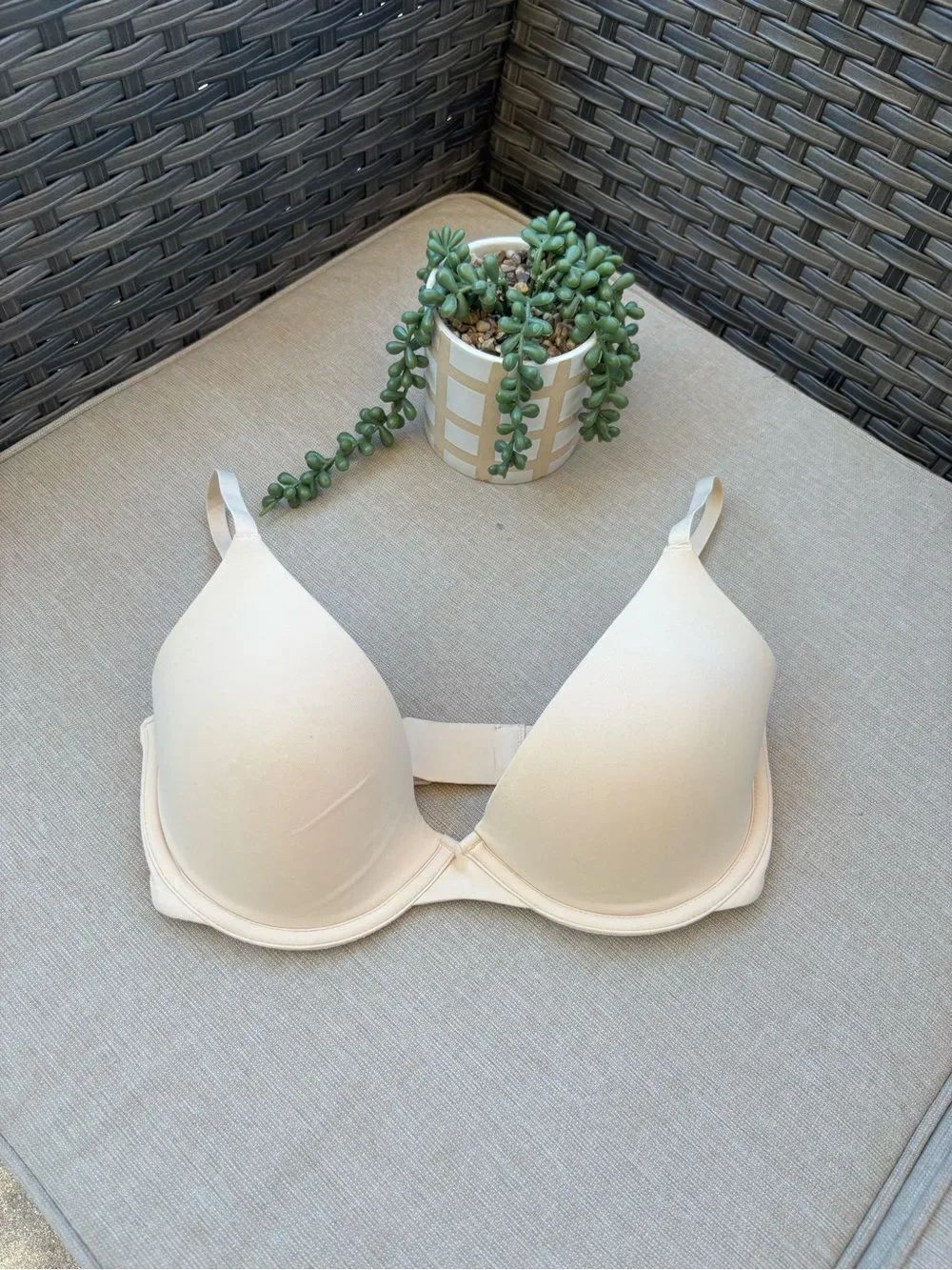 SKIMS Smooth Molded T-Shirt Bra in Cream